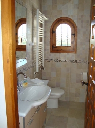Ensuite bathroom to main bedroom