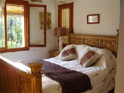 MASTER BEDROOM /KINGSIZE BED