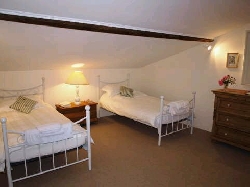 Bedroom with 2 single beds