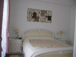 Large first floor bedroom with en-suite