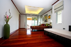 2nd bedroom w private balcony & sea view