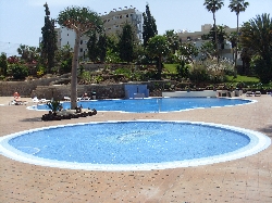 pool free sunbeds