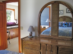 Orca room upstairs - queen bed