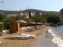 Beach 2 minute walk from Appt