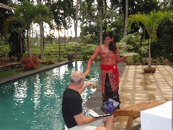 Relaxation at the edge of the swimming p