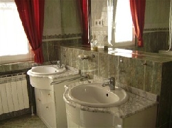 Partial ensuite to master bedroom