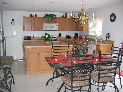 Dining nook and fully equiped kitchen