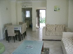 LOUNGE /DINING AREA