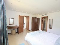 Master bedroom with kingsize bed/ensuite