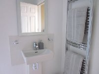 typical modern, supberbly clean bathroom