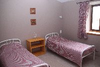 bedroom with 2 single beds