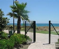 Direct access to the beach