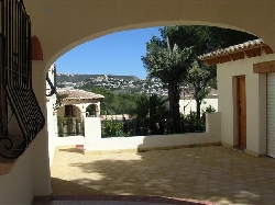 Outdoor Kitchen & BBQ area