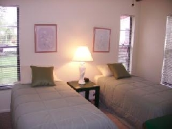 Guest room with twin beds