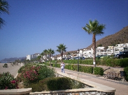 PROMENADE DOWN IN FRONT OF APARTMENT