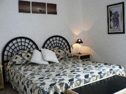 Main bedroom, en-suite, king-sized bed
