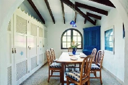 Fully equipped kitchen with dining area