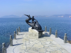 dolpin statue