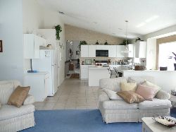 Fully Equipped Kitchen & Breakfast Nook