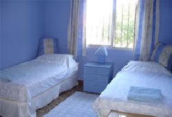 Twin bedroom (possible to put in third b