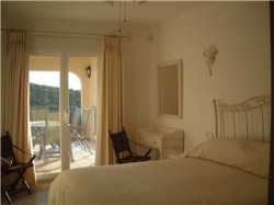 Master bedroom: Super King-size en suite