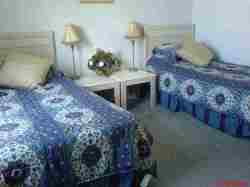 Twin room with 2 single beds biult in wa