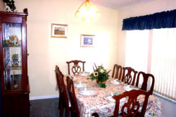 Dinig room with seating for 8 people the