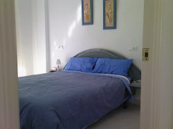 MAIN BEDROOM WITH KINGSIZE BED f