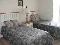 One of the twin bedrooms!!