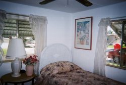 Trundle bed (2nd bed pulls out)