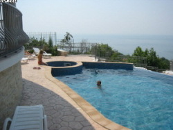 Infinity pool and Jacuzzi
