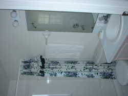 SIDE BATHROOM