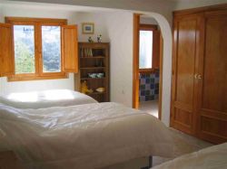 Bedroom with 3 single beds