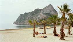 Main Beach & The Rock.- easy to walk to.
