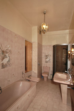 Main bathroom en-suite with main bedroom