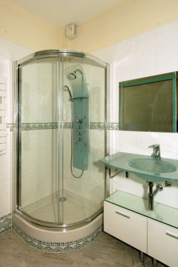Shower room en-suite with 2nd bedroom