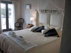 Double bedroom with doors to pool area