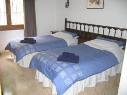 SPACIOUS TWIN BEDROOM