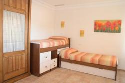 Twin bedroom with sea view that sleeps 3