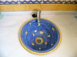Hand-painted basin, bathroom 1