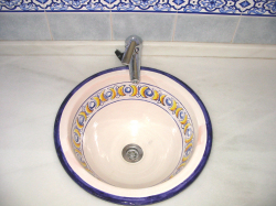Hand-painted basin, bathroom 2