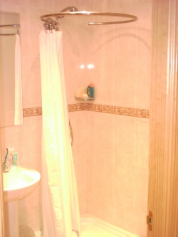 Main bathrooom