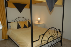 Double bedroom with queen four poster be