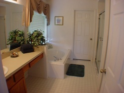 Master en-suite bathroom