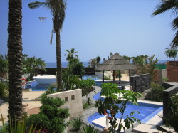 Jacuzzi deck-chairs IN pool !