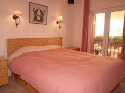 1 st fl.aptm. bed room w.King size bed
