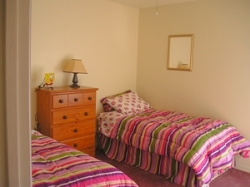 Bedroom 3 with twin beds