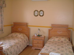 SINGLE BEDROOM