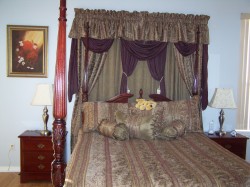 Master bedroom=queen size bed