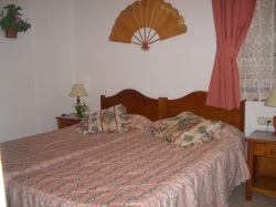 twin bedroom ,ceiling fan